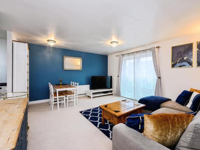Flat for sale in Red Hill, Surrey