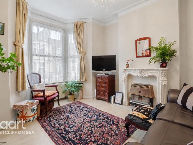 Flat for sale in Alton Barnes, Essex