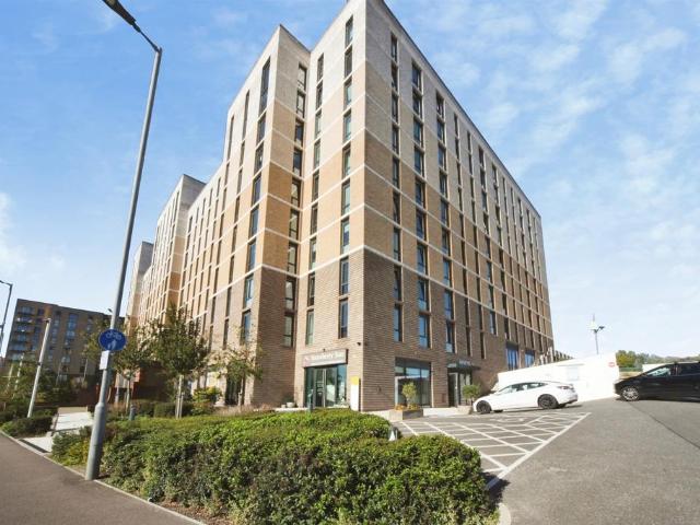 Flat for sale in Park Town, Luton