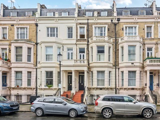 Flat for sale in Earl's Court, Greater London