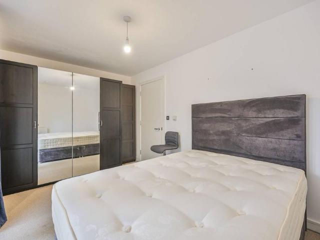 Flat for sale in Palmers Green, Greater London