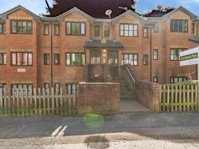 Flat for sale in Red Hill, Surrey