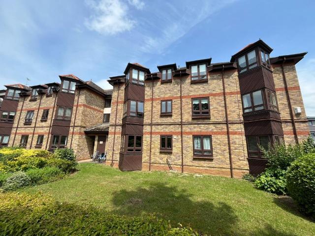 Flat for sale in St Albans, Five Acres