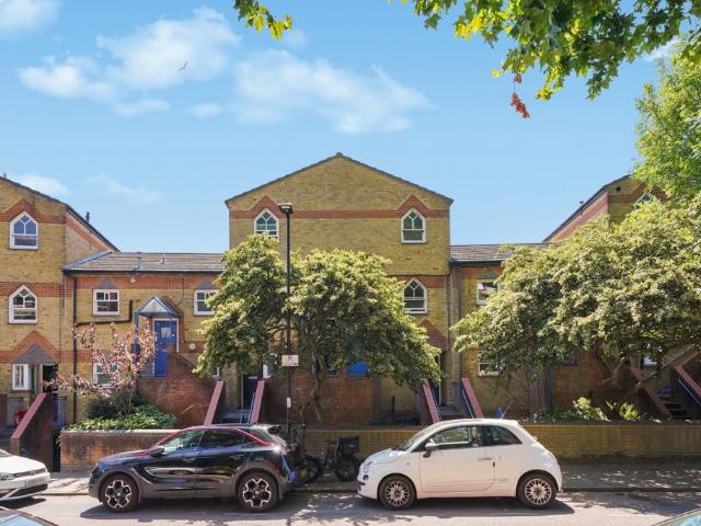 Flat for sale in Archway, Greater London