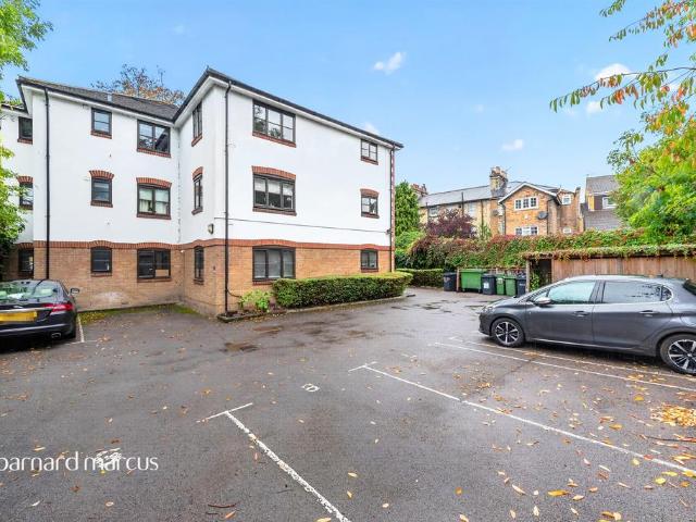 Flat for sale in London Borough of Richmond upon Thames, Greater London