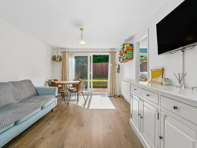 Flat for sale in London Borough of Croydon, Forestdale