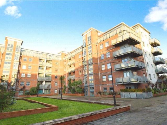 Flat for sale in Charlton, Greater London