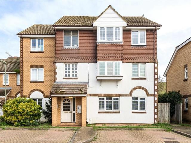 Flat for sale in Swallowfields, Blackhills