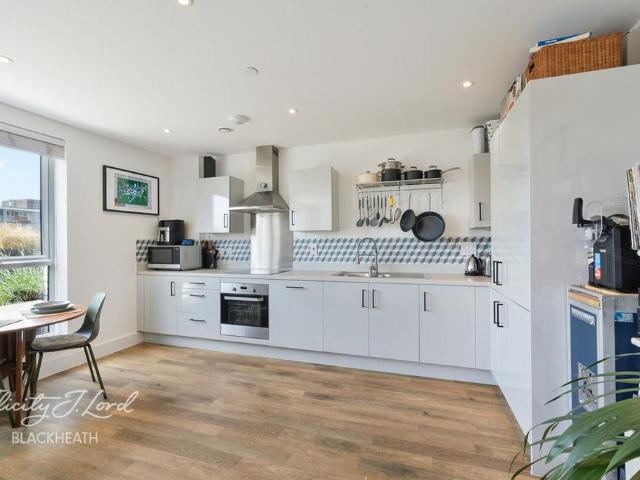 Flat for sale in Charlton Riverside, Greater London