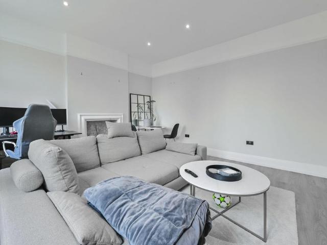 Flat for sale in Paddington, Greater London