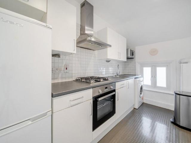 Flat for sale in Clapham, Greater London