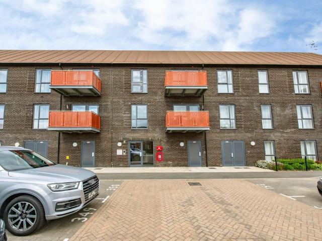 Flat for sale in West Thurrock, Essex