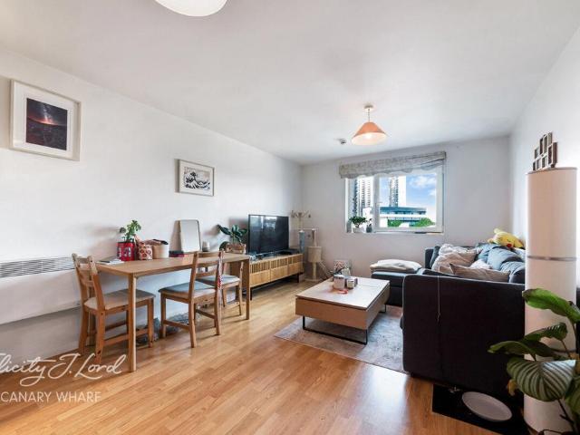 Flat for sale in Isle Of Dogs, Greater London