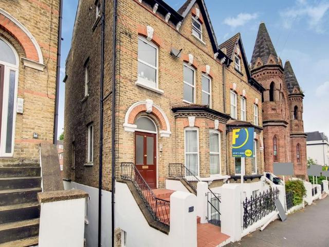 Flat for sale in Crystal Palace, Greater London
