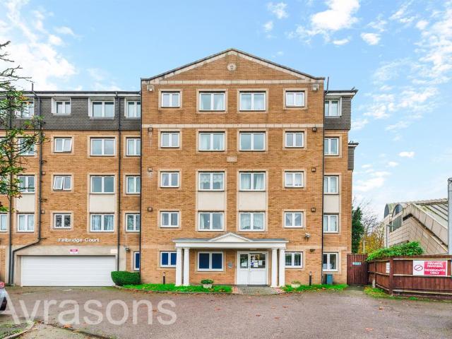 Flat for sale in London Borough of Hounslow, Feltham