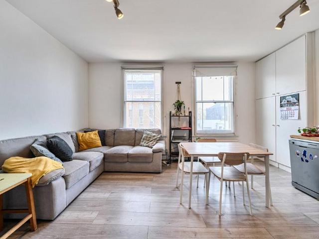 Flat for sale in Clapham Junction, Isle Of Man