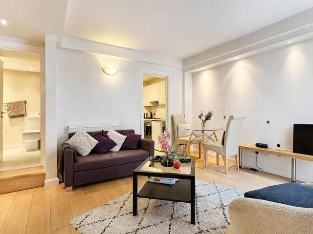 Flat for sale in Brompton, Greater London