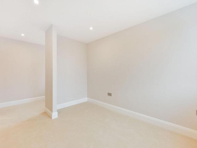 Flat for sale in London Borough of Merton, South Wimbledon