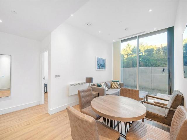 Flat for sale in London Borough of Ealing, Park Royal