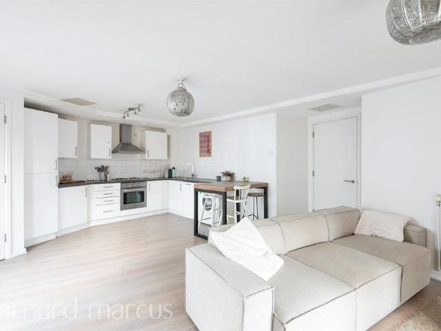 Flat for sale in Wandsworth, Greater London