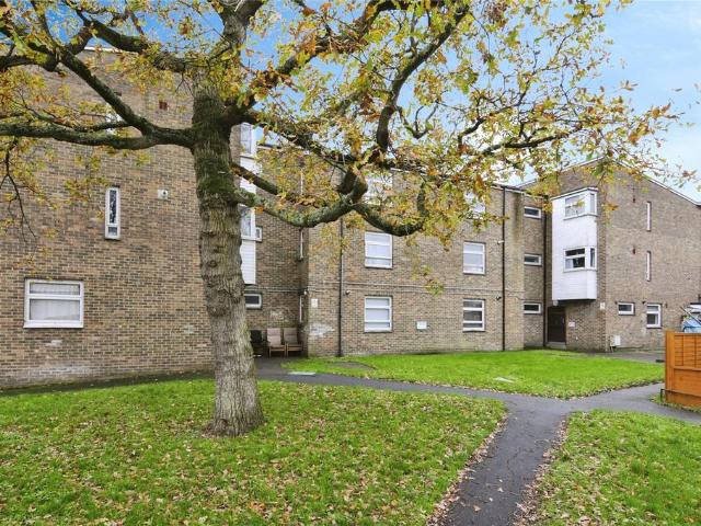 Flat for sale in Pilgrims' Hatch, Navestock Side
