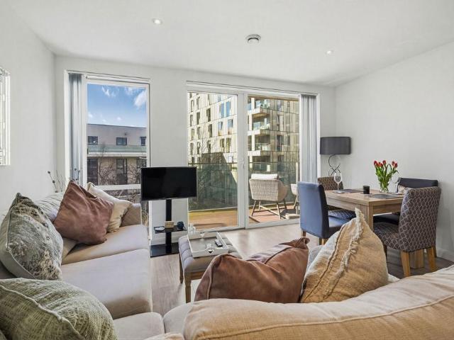 Flat for sale in Greenwich Peninsula, Greater London