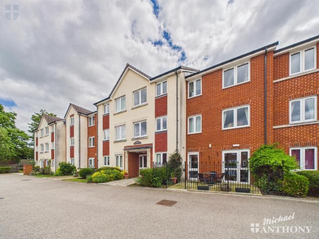 Flat for sale in Walton, Aylesbury