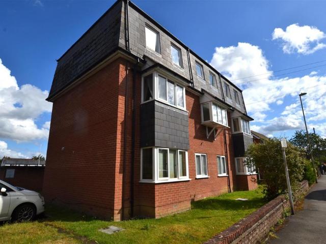 Flat for sale in Fleet, Hart