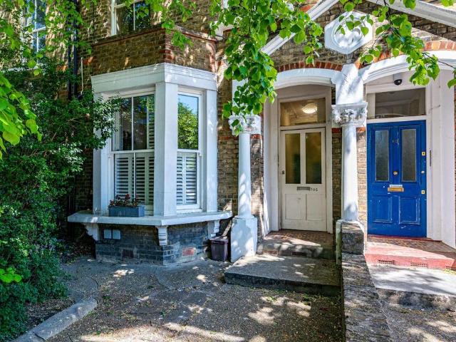 Flat for sale in Finsbury Park, Greater London