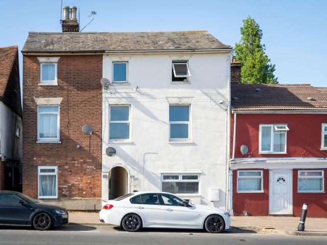 Flat for sale in Hythe, Fordham Heath