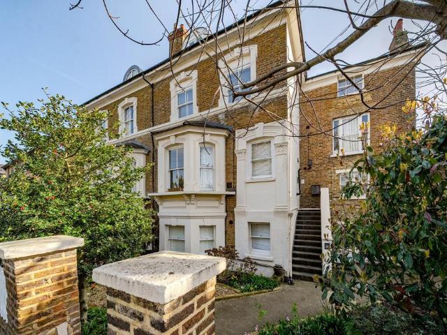 Flat for sale in Hampton Hill, Greater London