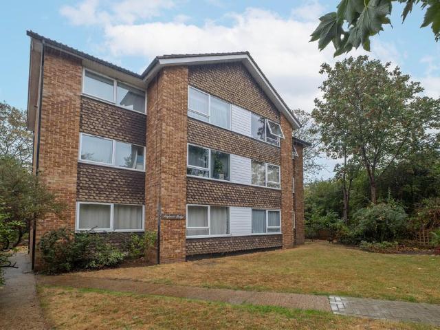 Flat for sale in Hampton Wick, Greater London
