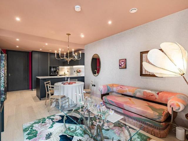 Flat for sale in Battersea, Greater London
