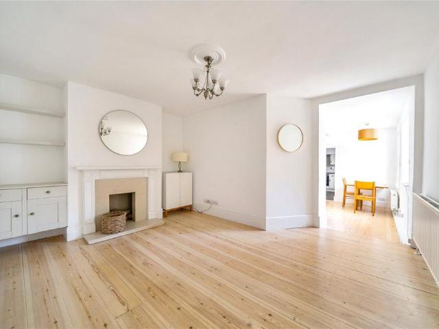 Flat for sale in Surbiton, Greater London
