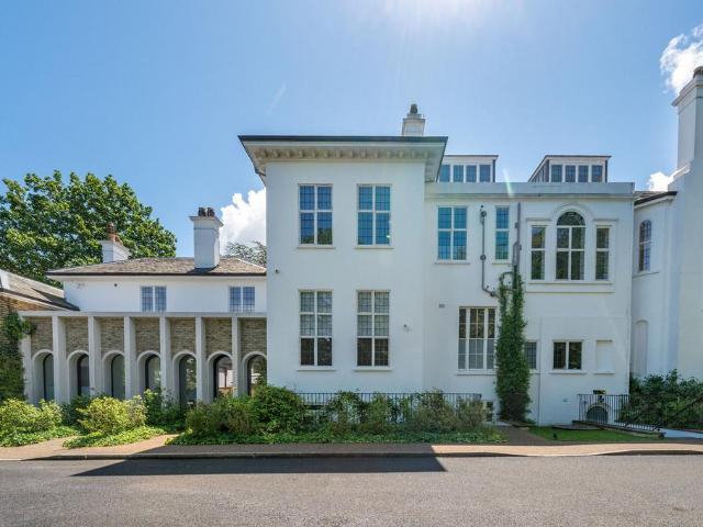 Flat for sale in Dulwich, Greater London
