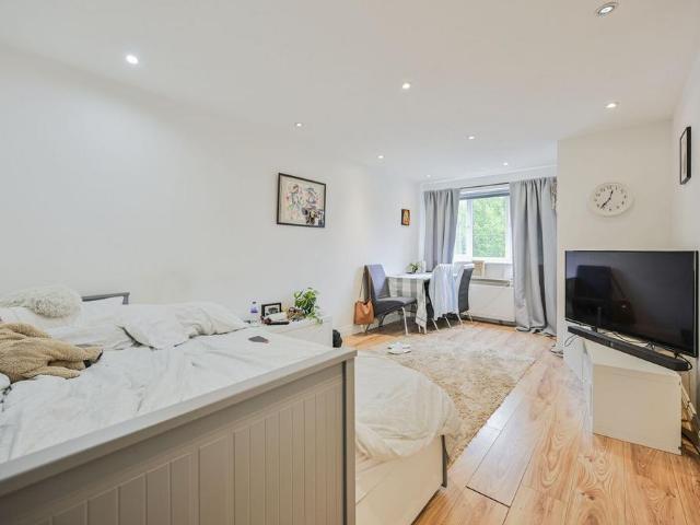 Flat for sale in Bowes, Greater London