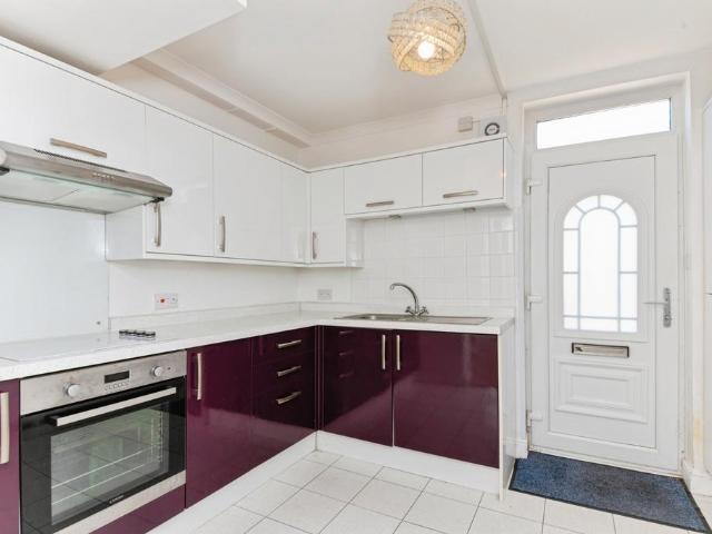 Flat for sale in Dale Hill, Essex