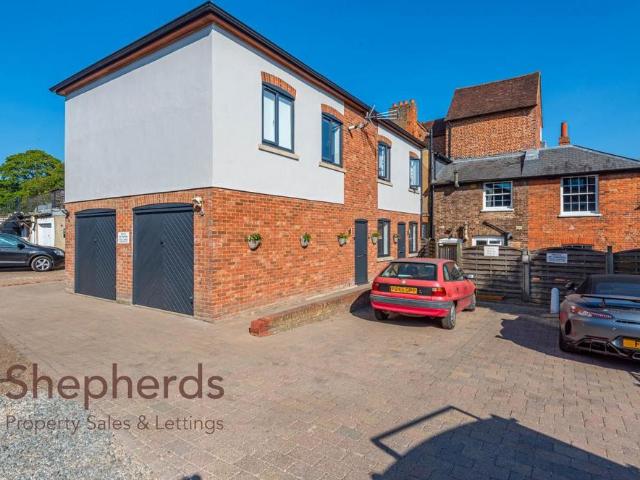 Flat for sale in Hoddesdon, Broxbourne