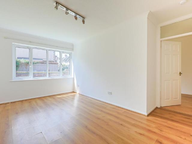 Flat for sale in Rose Hill, Pachesham Park