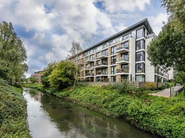 Flat for sale in Earlsfield, Greater London