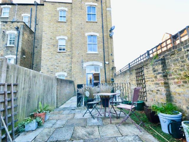 Flat for sale in Stockwell, Greater London