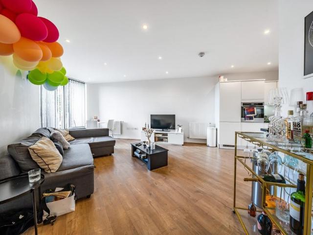 Flat for sale in London Borough of Wandsworth, Greater London