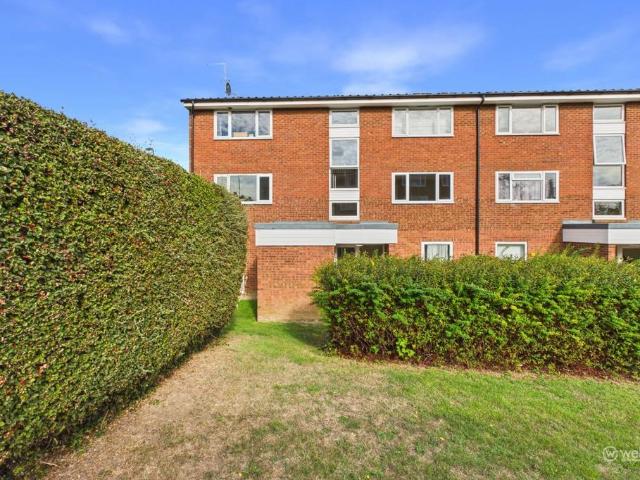 Flat for sale in Selsdon, Greater London