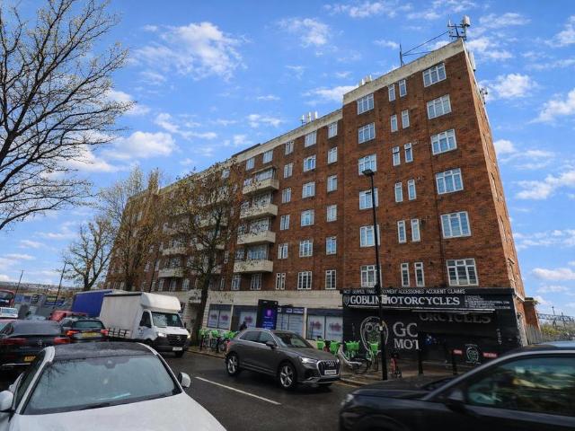 Flat for sale in London Borough of Ealing, Park Royal