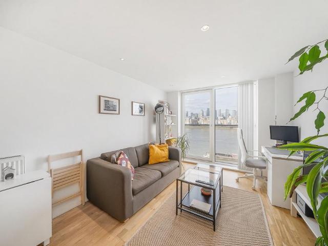 Flat for sale in Greenwich Town Centre, Greater London