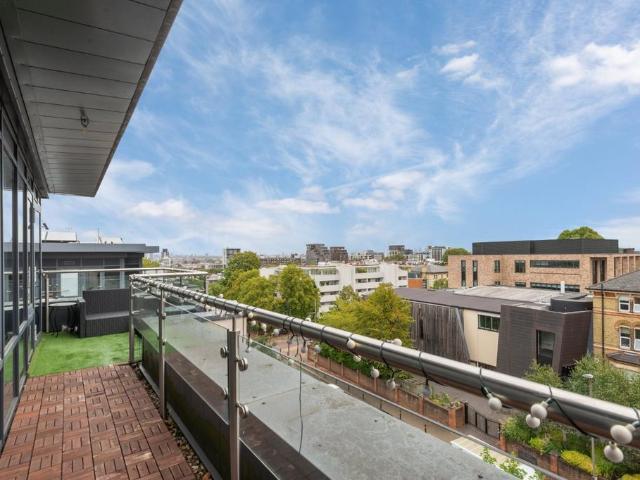 Flat for sale in Putney, Greater London