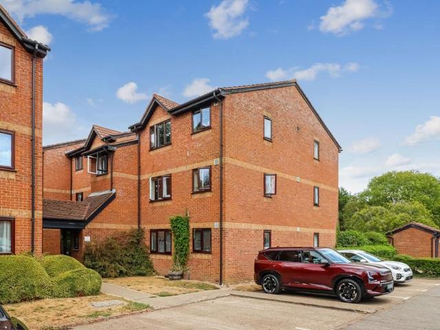 Flat for sale in Kingswood, North Watford