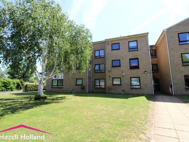 Flat for sale in North End, Greater London