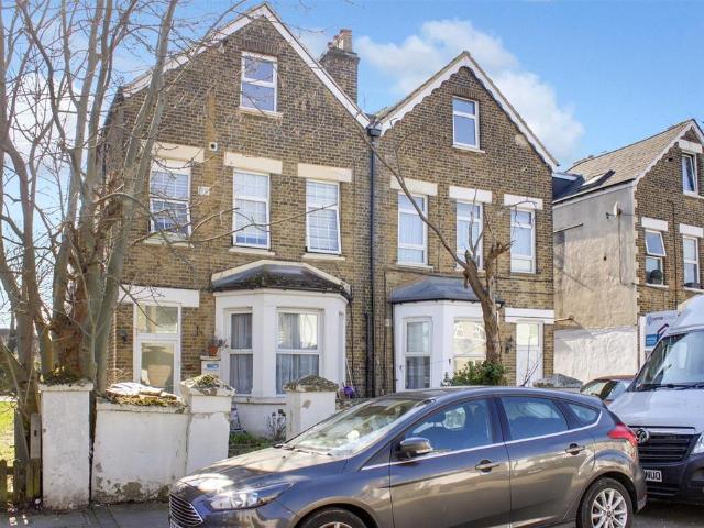 Flat for sale in Ponders End, Greater London