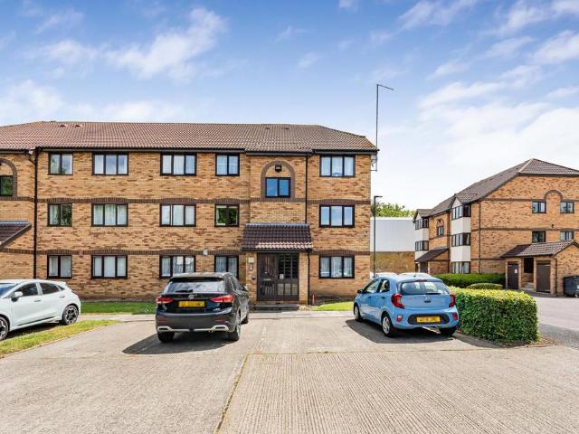 Flat for sale in Edmonton, Greater London